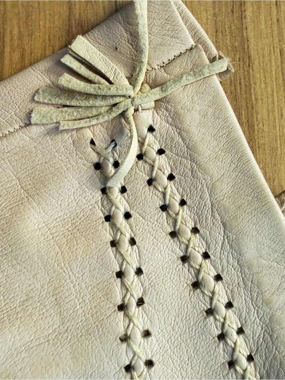 Women's Leather Vintage Kidskin Dress Gloves in Light Taupe/Cream